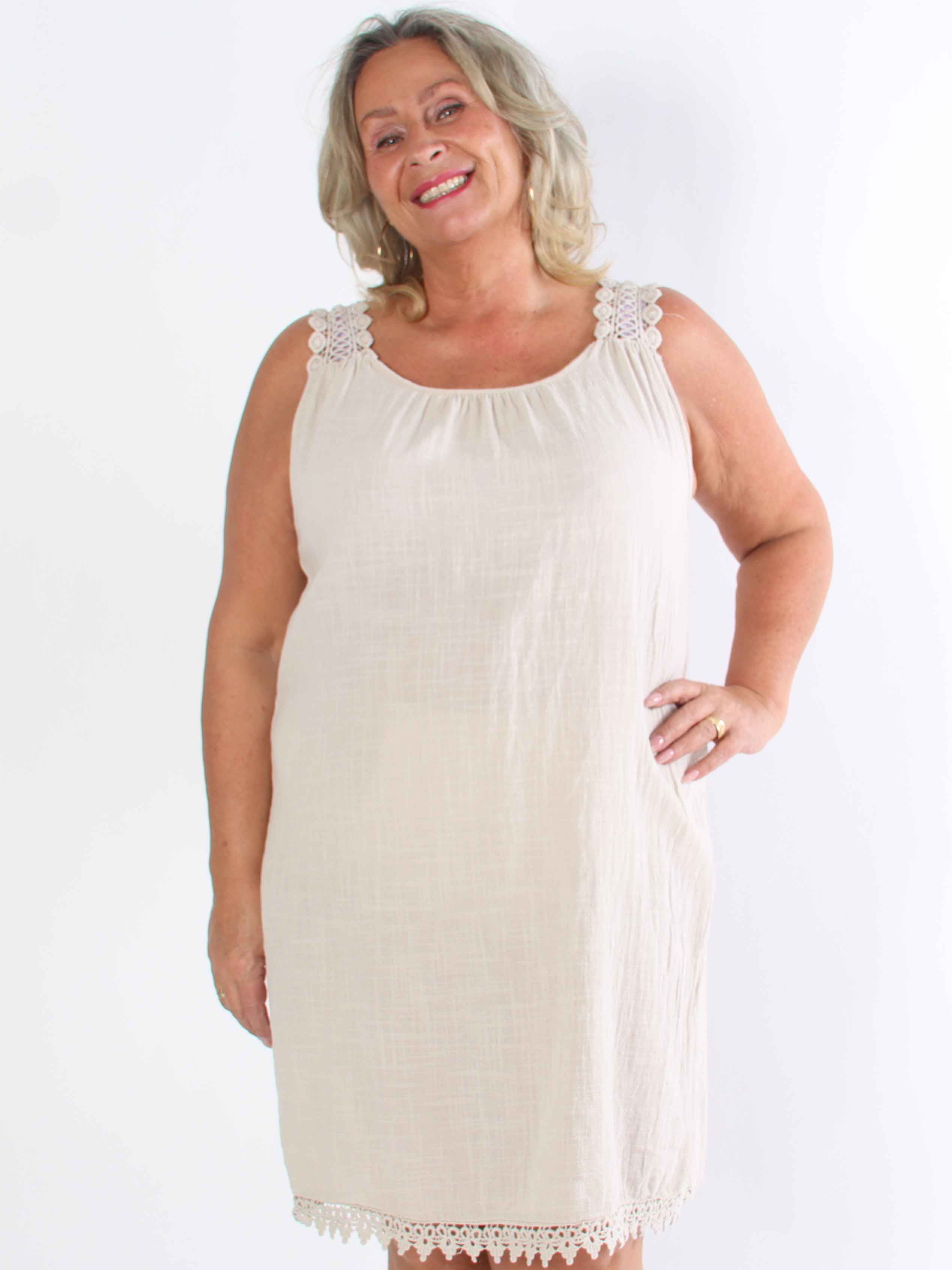 Zella - Söt bomullsklänning i plusstorlek med broderade band